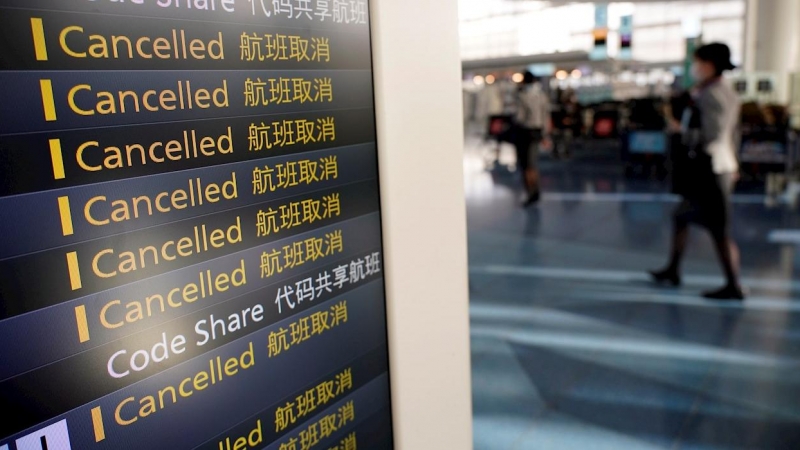 Un cartel informativo con cancelación de vuelos en el Aeropuerto Internacional de Tokio.