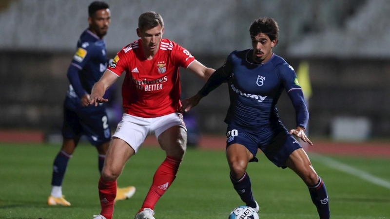 Rafa Santos, del Belenenses, controla el balón ante Jan Vertonghen, del Benfica.