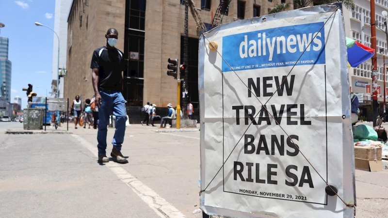 Un cartel de un periódico diario que informa sobre las prohibiciones de viaje recientemente introducidas sobre la nueva variante ómicron en Harare, Zimbabwe, el 29 de noviembre de 2021.