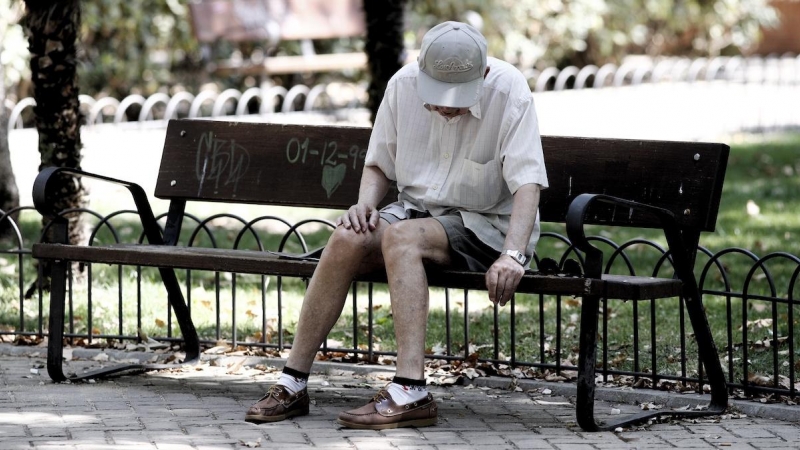 Un pensionista descansa en un banco de un parque de Madrid, en una imagen de archivo tomada el 19 de julio de 2019.