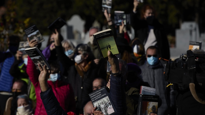 Varias personas con libros en la mano en homenaje a Almudena Grandes, asisten al entierro de la escritora en el Cementerio de La Almudena, a 29 de noviembre de 2021, en Madrid (España).