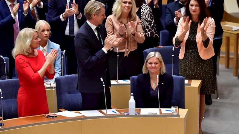 29/11/2021 (Suecia) Magdalena Andersson recibe aplausos tras ser nombrada nueva Primera Ministra tras una votación en el parlamento sueco