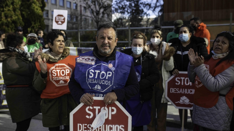 Richard Rodríguez protesta junto a activistas de la PAH contra su noveno intento de desahucio, este lunes, a las puertas de la sede del fondo buitre Cerberus, en la calle Serrano de Madrid.