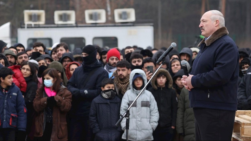 26/11/2021 El presidente de Bielorrusia, Alexander Lukashenko, se dirige a los migrantes en su visita al centro de transporte y logística Bruzgi, en la frontera entre Bielorrusia y Polonia