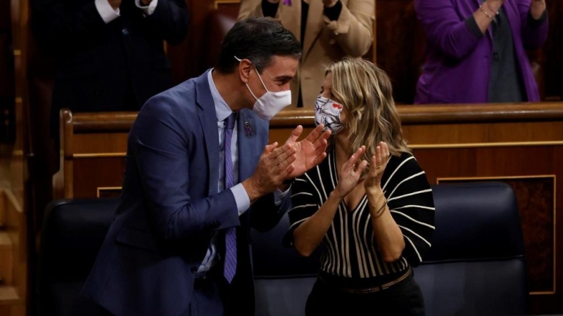 El presidente del Gobierno, Pedro Sánchez, aplaude junto a la ministra de Trabajo, Yolanda Díaz, durante el pleno celebrado este jueves en el Congreso.