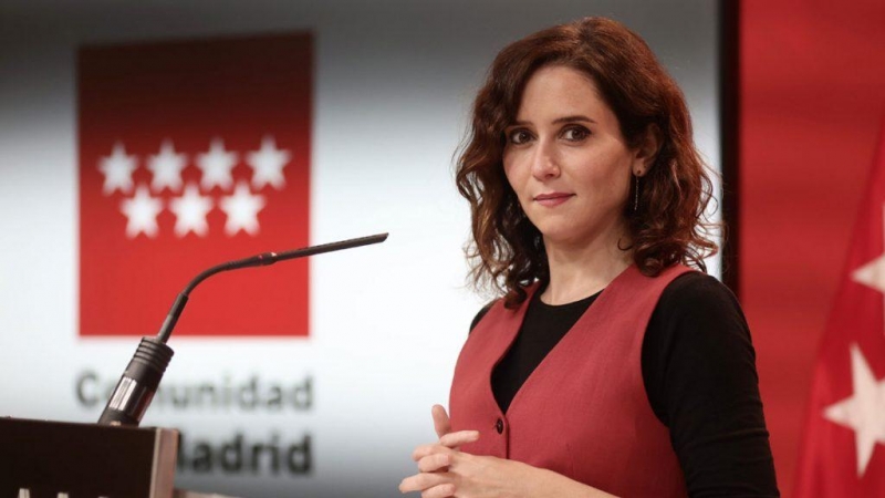 La presidenta de la Comunidad de Madrid, Isabel Díaz Ayuso, en una rueda de prensa después de una reunión con el presidente de la Junta de Castilla y León, en la Real Casa de Correos, a 29 de noviembre de 2021, en Madrid (España).