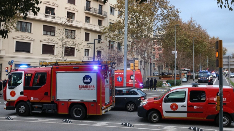 30/11/2021 - Pla general del dispositiu de Bombers a les portes de l'immoble incendiat a la plaça Tetuan de Barcelona.