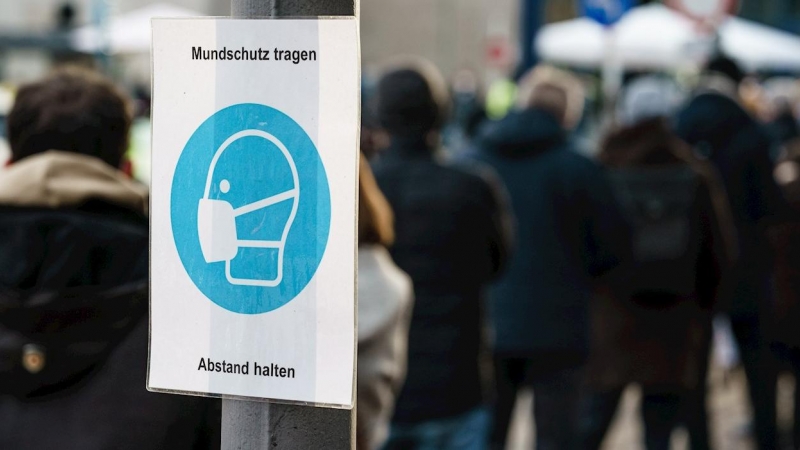 Varias personas hacen cola para acceder a un centro de vacunación en Berlín.