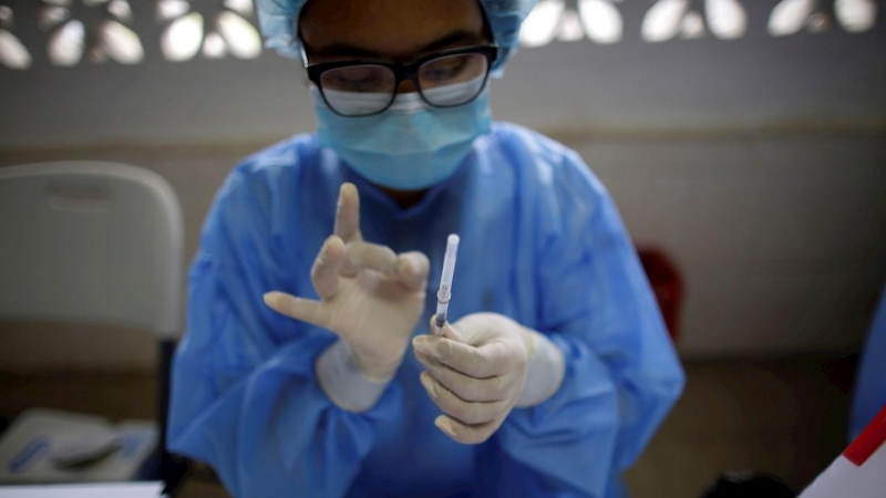 Personal médico coloca la tercera dosis con la vacuna Pfizer en el centro de salud de El Chorrillo en Ciudad de Panamá.