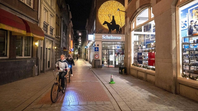 Una calle de Ámsterdam minutos antes del inicio del confinamiento nocturno decretado en Países Bajos.