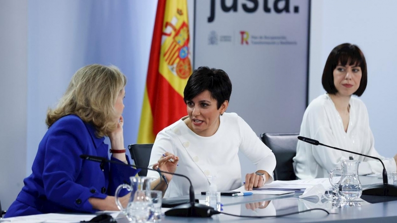 La vicepresidenta primera y ministra de Asuntos Económicos y Transformación Digital, Nadia Calviño, la ministra de Política Territorial y portavoz del Gobierno, Isabel Rodríguez, y la ministra de Ciencia e Innovación, Diana Morant, comparecen en la rueda