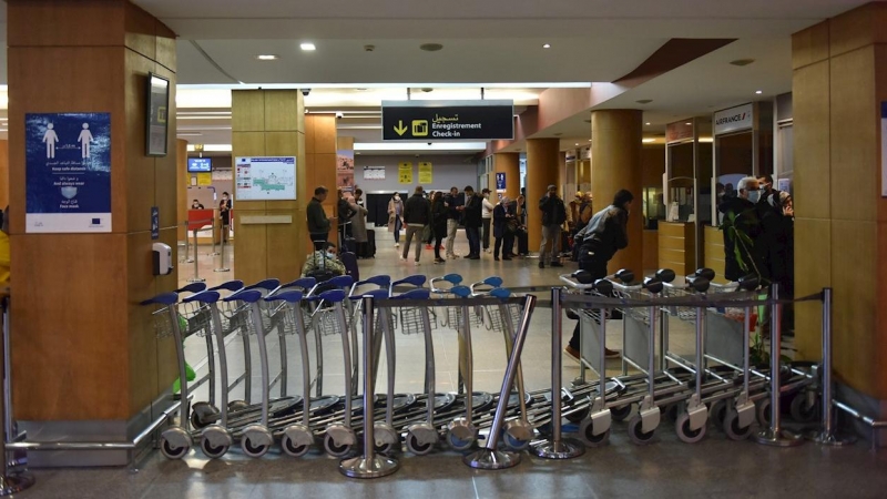 Pasajeros esperan sus vuelos en el aeropuerto de Rabat-Sale, en Marruecos, el 29 de noviembre de 2021.