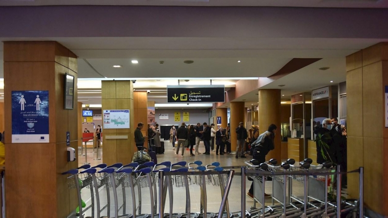 Pasajeros esperan sus vuelos en el aeropuerto de Rabat-Sale, en Marruecos, el 29 de noviembre de 2021.