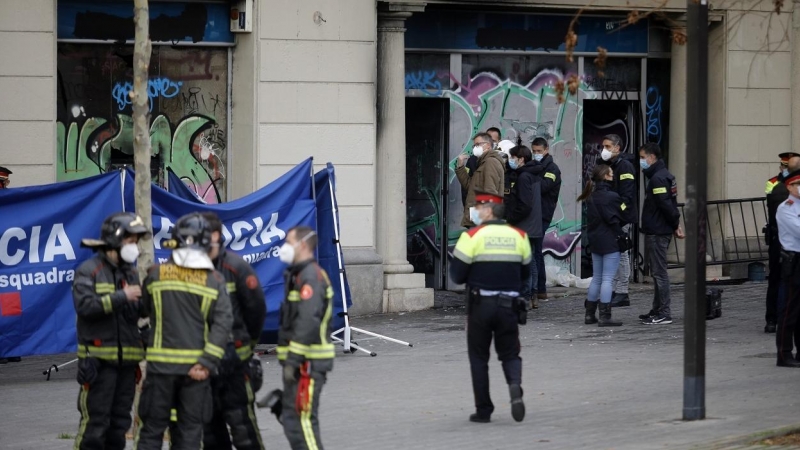 Varios mossos d'Esquadra y bomberos trabajan en el edificio donde se ha producido un incendio con víctimas mortales, en la Plaza de Tetuán, a 30 de noviembre de 2021, en Barcelona, Catalunya, (España).