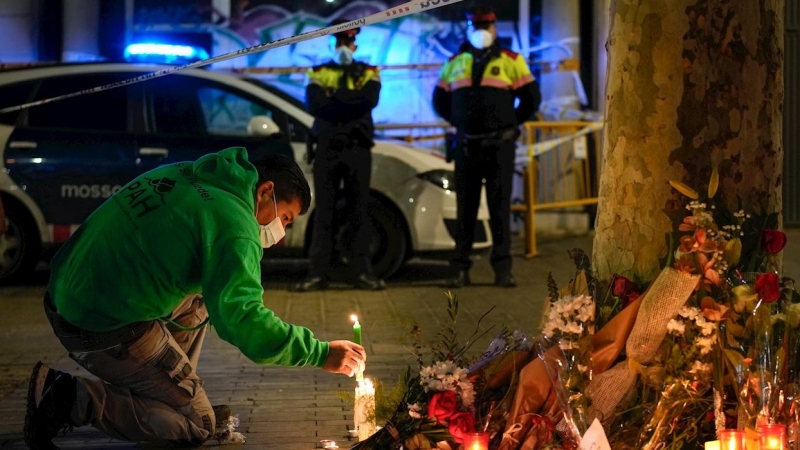 Flores y velas encendidas hoy martes en memoria por las personas fallecidas en el incendio ocurrido en un local ocupado en la Plaza Tetuan de Barcelona.