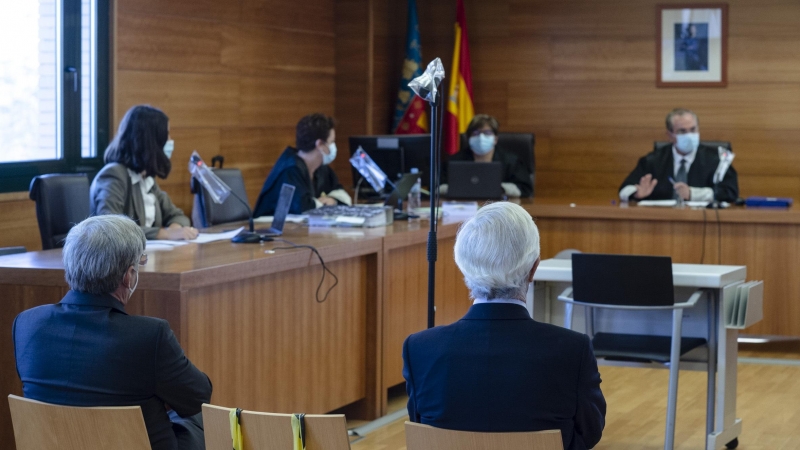 El que fuera presidente de Escal UGS, Recaredo del Potro (i), y el consejero delegado, José Luis Martínez Dalmau (d), sentados en el banquillo de los acusados por un delito medioambiental por los 500 seísmos que causó la inyección de gas de su empresa en