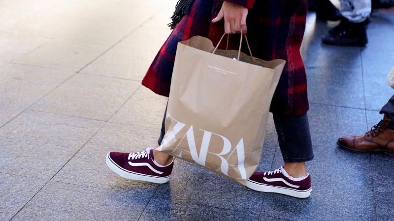 Una mujer con una bolsa de Zarta, la principal marca del grupo de moda Inditex, por las calles de Bilbao. REUTERS/Vincent West