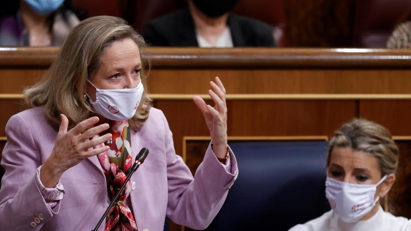 La vicepresidenta primera del Gobierno y ministra de Economía, Nadia Calviño (i) junto con la vicepresidenta segunda y ministra de Trabajo, Yolanda Díaz (d) durante la sesión de control que se celebra, este miércoles, en el Congreso de los Diputados.