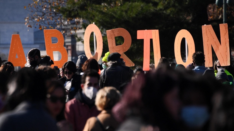 Los defensores del derecho al aborto se manifiestan frente a la Corte Suprema de los Estados Unidos en Washington.