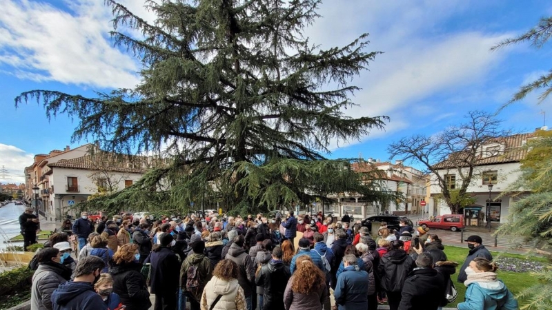 Un grupo de vecinos del distrito de Barjas se concentran en una protesta por el desmantelamiento del arbolado comunitario.