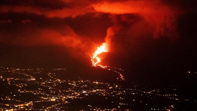 El volcán de Cumbre Vieja, en La Palma, ha aumentado a primera hora de la noche de este martes la actividad en los focos secundarios, situados al norte del cono principal.