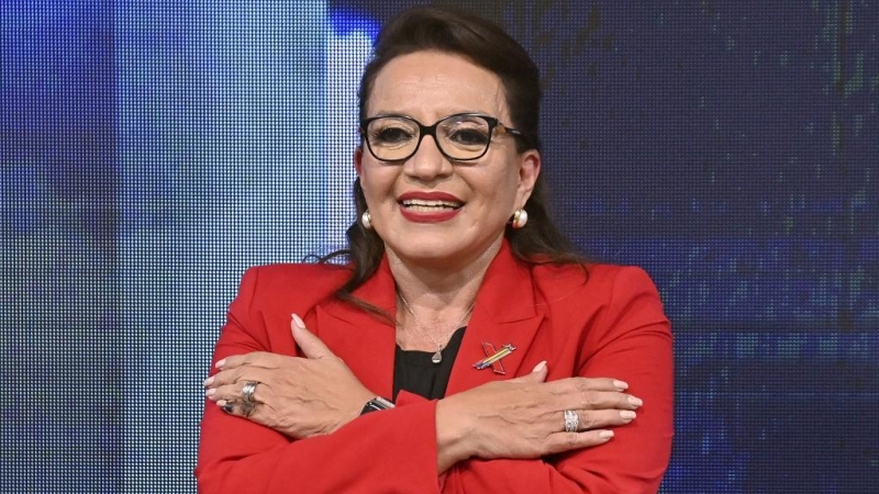 La candidata presidencial hondureña por el partido Libertad y Refundación (LIBRE), Xiomara Castro, reacciona en la sede del partido tras las elecciones generales en Tegucigalpa, el 28 de noviembre de 2021