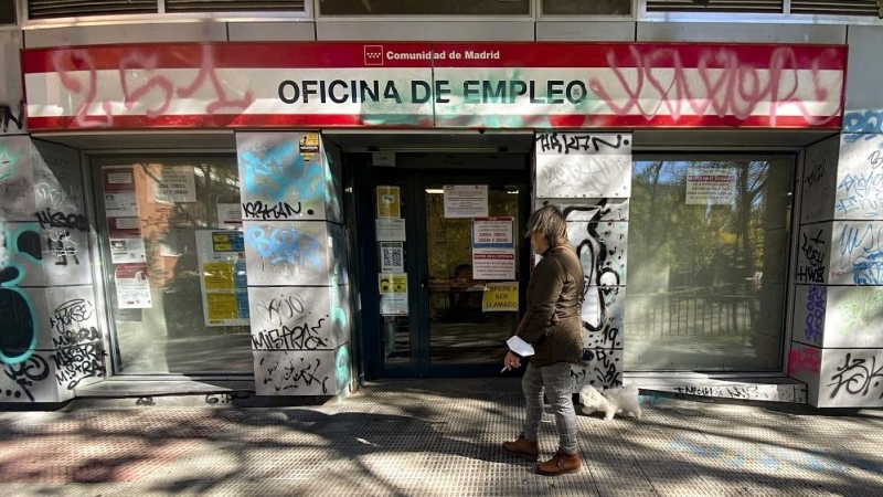 Una persona pasa por delante una Oficina de Empleo en Madrid, a 3 de noviembre de 2021.