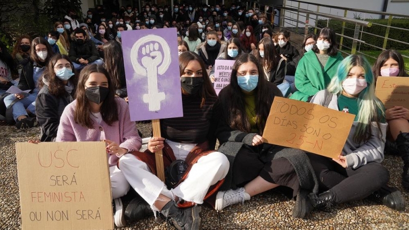Imagen de archivo de una sentada feminista de alumnas de la Universidad de Santiago de Compostela.