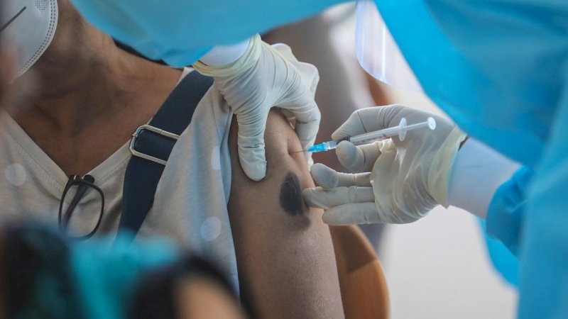 Personal sanitaria inyecta una dosis de la vacuna Astrazeneca en Colombo, Sri Lanka.