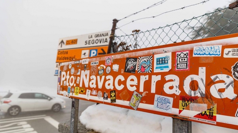 Un cartel indica la llegada al Puerto de Navacerrada, a 1 de diciembre de 2021, en Cercedilla, Madrid.