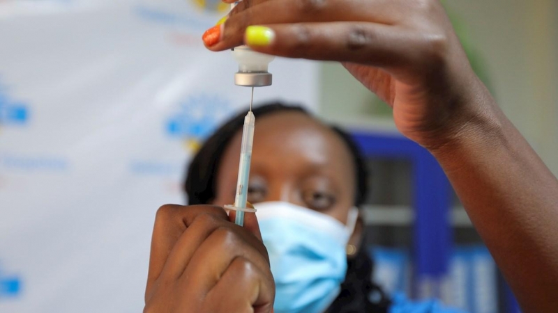 Personal médico keniano se prepara para administrar una dosis de la vacuna Moderna contra Covid-19 a un residente de Nairobi, como parte de una campaña de vacunación en el hospital Radiant en Nairobi, Kenia, 01 Diciembre de 2021.