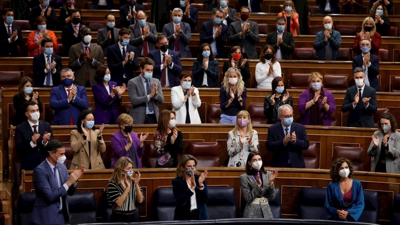 25/11/2021.- El presidente del Gobierno, Pedro Sánchez (i) aplaude junto al resto de la bancada del Gobierno durante el pleno celebrado este jueves en el Congreso. El Congreso de los Diputados ha aprobado este jueves el proyecto de Ley de Presupuestos Gen