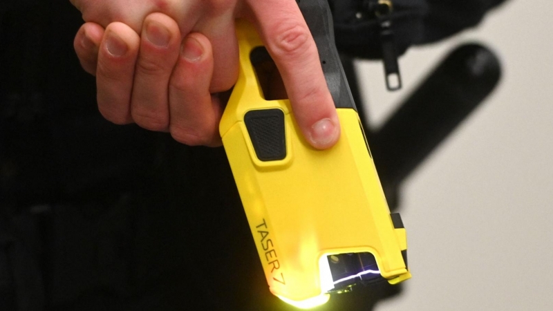 Un oficial de policía demuestra el uso de un dispositivo de electropulso a distancia TASER 7 después de una conferencia de prensa en Dortmund, Alemania occidental, el 15 de enero de 2021.