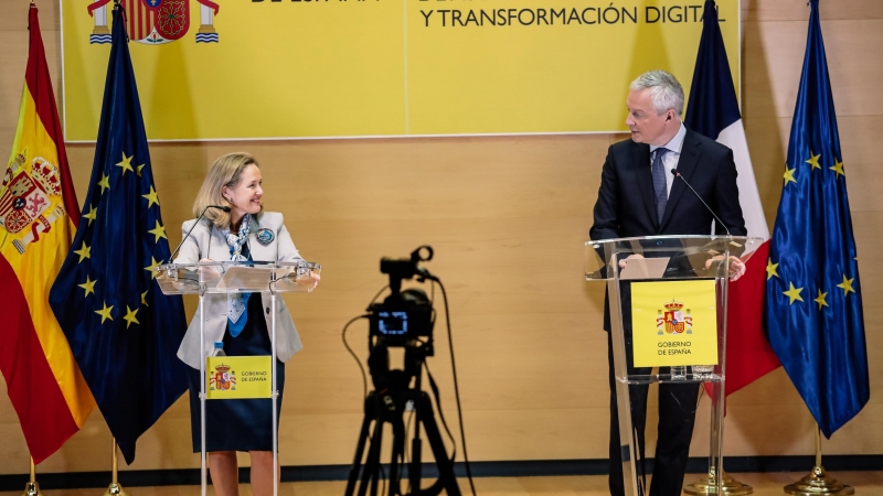 02/12/2021 La vicepresidenta primera del Gobierno y ministra de Asuntos Económicos y para la Transformación Digital, Nadia Calviño, y el ministro de Finanzas francés, Bruno Le Maire