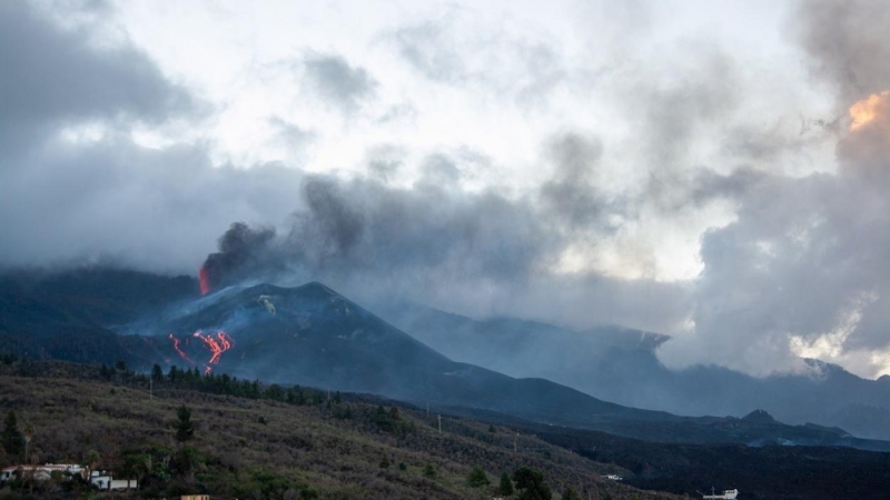 El volcán de Cumbre Vieja, en La Palma, desde el mirador de Tajuya a primera hora de este jueves.