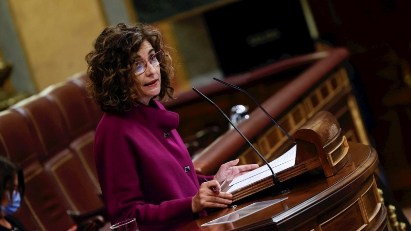 La ministra de Hacienda, María Jesús Montero, interviene en el Pleno del Congreso que se celebra, este jueves, 2 de diciembre de 2021, en Madrid.
