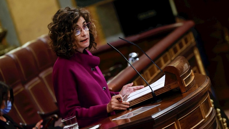 La ministra de Hacienda, María Jesús Montero, interviene en el Pleno del Congreso que se celebra, este jueves, 2 de diciembre de 2021, en Madrid.