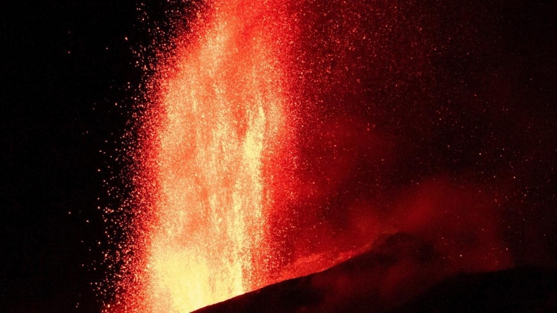 La nueva boca del volcán de Cumbre Vieja en la isla de La Palma ha iniciado este miércoles una nueva fase de explosividad.