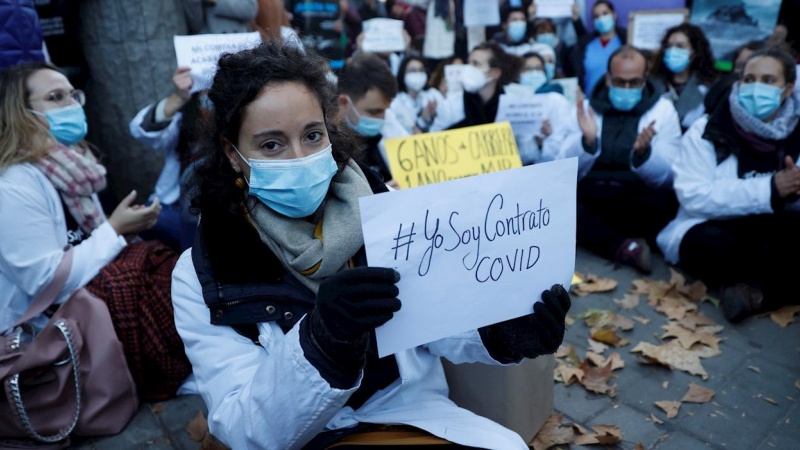 02/12/2021 Vista de la protesta de Médicos Precarios de Madrid este jueves ante la Asamblea regional, para exigir la renovación del 100 % de los contratos covid