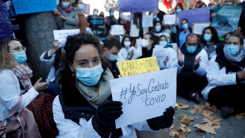 02/12/2021 Vista de la protesta de Médicos Precarios de Madrid este jueves ante la Asamblea regional, para exigir la renovación del 100 % de los contratos covid