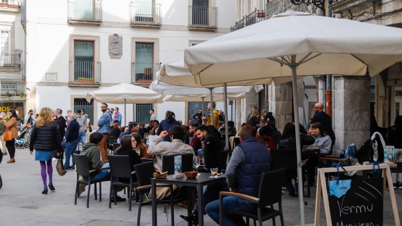 Grupos de comensales sentados en una terraza de un establecimiento, a 23 de octubre de 2021, en Vigo, Galicia.
