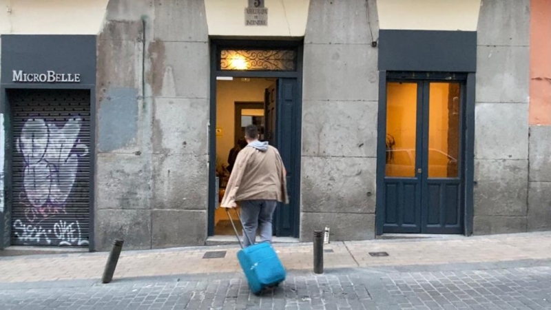 Un joven entrando a un apartamento turístico en Malasaña