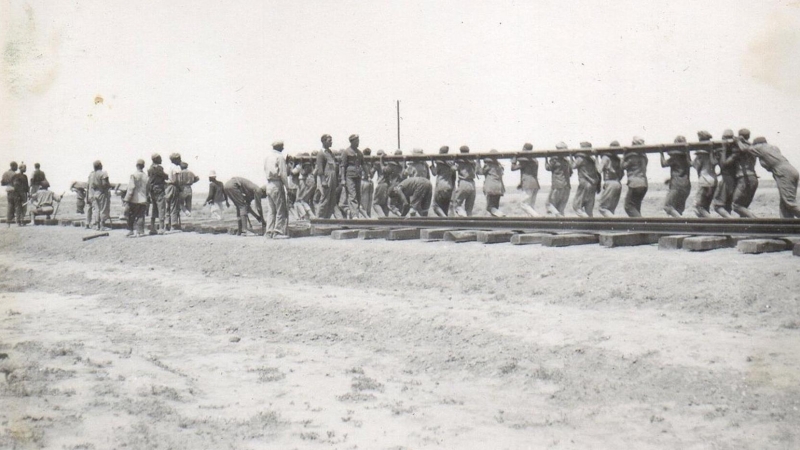 Presos trabajando en la construcción del ferrocarril Transahariano entre 1940 y 1943, miles de republicanos españoles fueron recluidos por la Francia de Vichy en campos de concentración en Marruecos y Argelia para construir el ferrocarril Transahariano.
