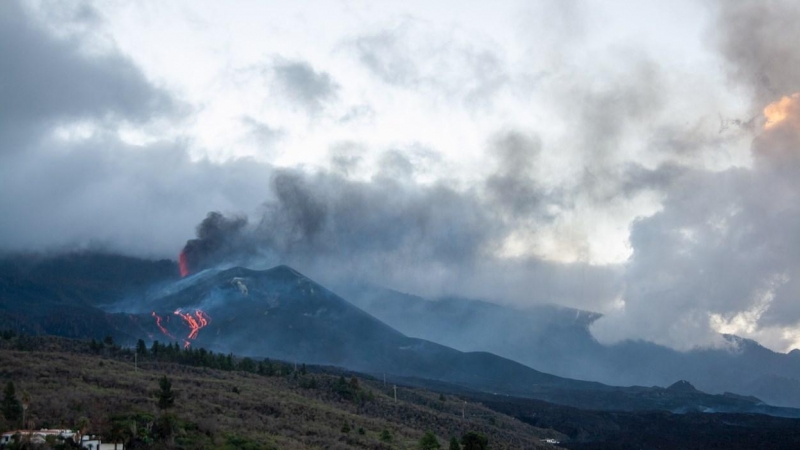 El volcán de Cumbre Vieja, en La Palma, desde el mirador de Tajuya a primera hora de este jueves.