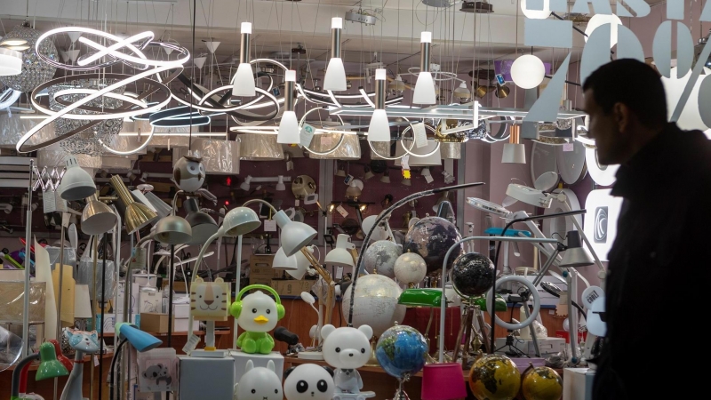 Un hombre pasa frente a una tienda de iluminación, este jueves en Zaragoza.