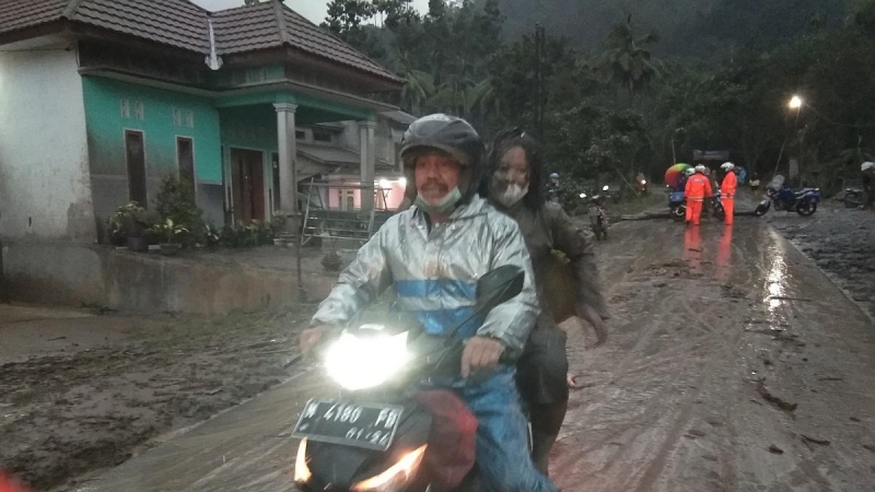 04/12/2021 Un hombre circula sobre una carretera cubierta de ceniza tras la erupción del volcán indonesio Semeru, en la isla de Java