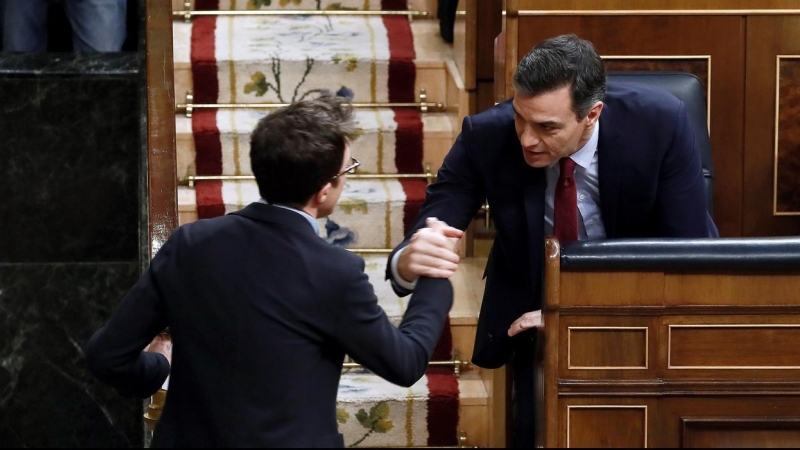 Íñigo Erregón felicita a Pedro Sánchez en el pleno de investidura del presidente del Gobierno