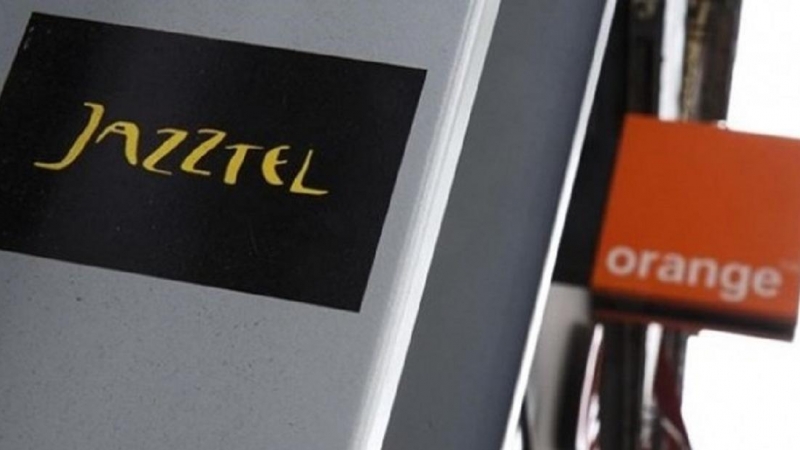 Carteles con los logotipos de Jazztel y Orange