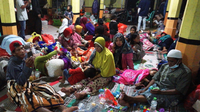 Los campesinos se reúnen en un refugio temporal tras la erupción del monte Semeru en Lumajang.