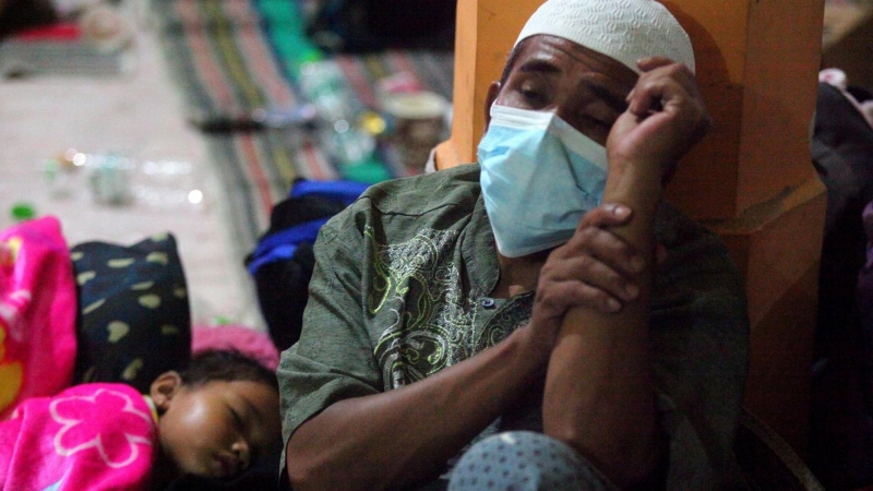 Un hombre se sienta en un refugio temporal tras la erupción del monte Semeru en Lumajang